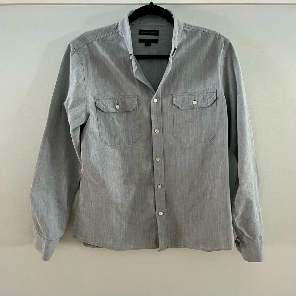 Banana Republic Gray Button Collar Shirt Standard Fit. Size M